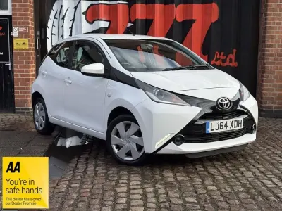 Gebraucht Toyota Aygo X-play 68 PS (50 kW) 2014 Weiß Kleinwagen
