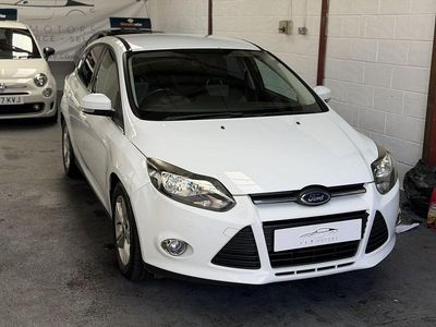 Used Ford Focus Zetec 105 HP (77 kW) 2011 White Hatchback