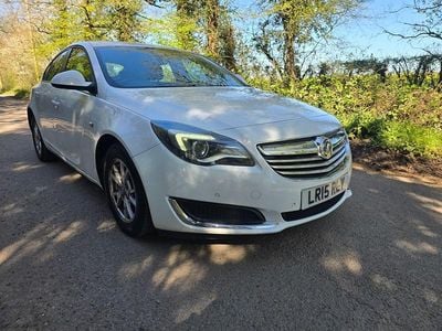 Used Vauxhall Insignia Design Edition 140 HP (102 kW) 2015 White Hatchback