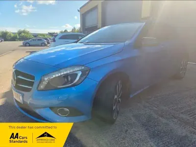 Begagnad Mercedes A180 2013 Blå Halvkombi