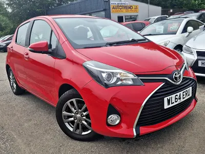 Used Toyota Yaris 99 HP (72 kW) 2015 Red Hatchback