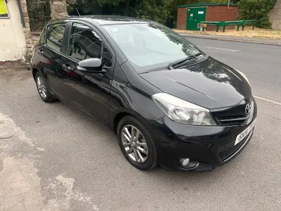 Used Toyota Yaris 99 HP (72 kW) 2014 Black Hatchback