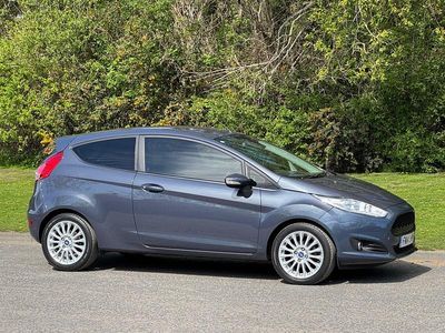 Usado Ford Fiesta Titanium 75 HP (55 kW) 2014 Cinzento Citadino