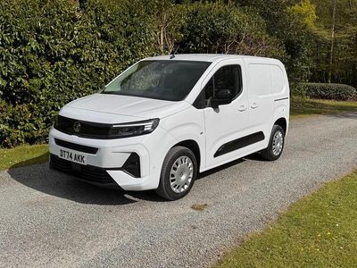 Second-hand Vauxhall Combo 100 CP (73 kW) 2024 Alb Monovolum