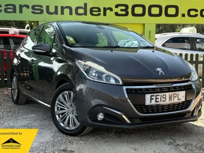 Used Peugeot 208 Signature Sky 82 HP (60 kW) 2019 Grey Hatchback