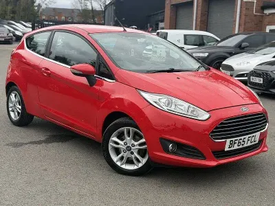 Usado Ford Fiesta Zetec 100 HP (73 kW) 2015 Vermelho Citadino