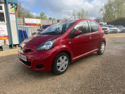 Usado Toyota Aygo 68 HP (50 kW) 2011 Vermelho Citadino