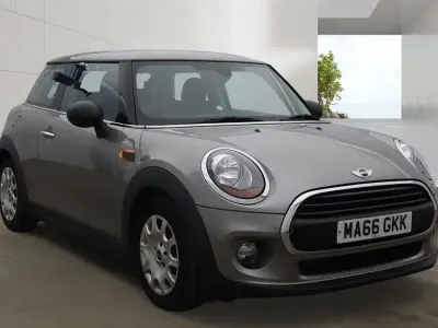 Usado Mini ONE Hatch 102 CV (75 kW) 2016 Plateado Utilitario
