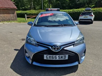 Używany Toyota Yaris 99 KM (72 kW) 2015 Niebieski Hatchback