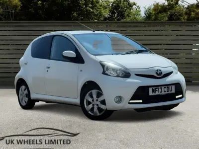 Gebraucht Toyota Aygo 68 PS (50 kW) 2013 Weiß Kleinwagen