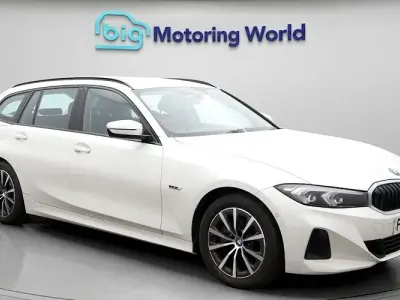 Begagnad BMW 330e Sport Line 292 HK (214 kW) 2023 Vit Kombi