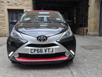 Begagnad Toyota Aygo x-press 68 HK (50 kW) 2017 Svart Halvkombi