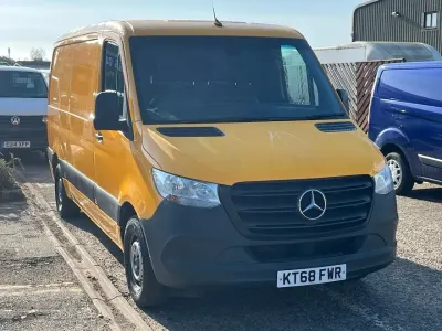 Usado Mercedes Sprinter 143 HP (105 kW) 2018 Amarelo Van