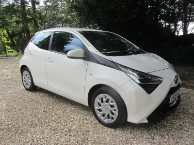 Begagnad Toyota Aygo X-play 2019 Vit Halvkombi