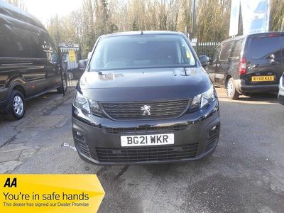 Begagnad Peugeot Partner 131 HK (96 kW) 2021 Svart Minibuss
