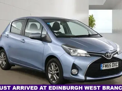 Used Toyota Yaris 99 HP (72 kW) 2015 Blue Hatchback