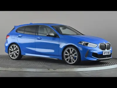Begagnad BMW M135 Comfort Edition 2021 Blå Halvkombi