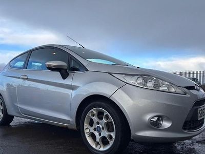 Usado Ford Fiesta Zetec 82 HP (60 kW) 2012 Prateado Citadino