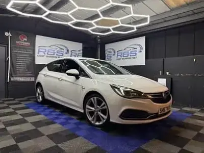 Used Vauxhall Astra SRi 110 HP (80 kW) 2017 White Hatchback