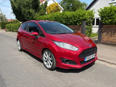 Used Ford Fiesta Zetec 125 HP (91 kW) 2015 Red Hatchback