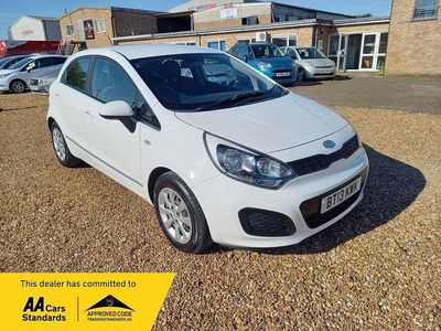 Begagnad Kia Rio 85 HK (62 kW) 2013 Vit Halvkombi