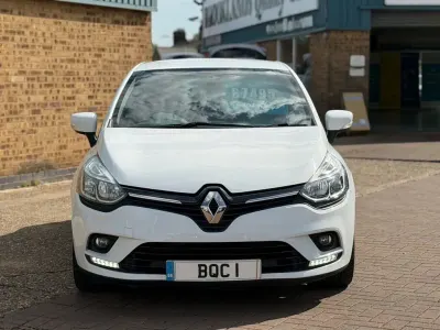 Used Renault Clio Iconic 75 HP (55 kW) 2019 White Hatchback