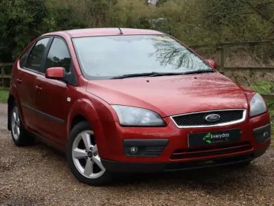 Usado Ford Focus Zetec 110 CV (80 kW) 2006 Rojo Utilitario