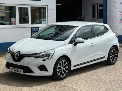 Used Renault Clio Iconic 90 HP (66 kW) 2021 White Hatchback