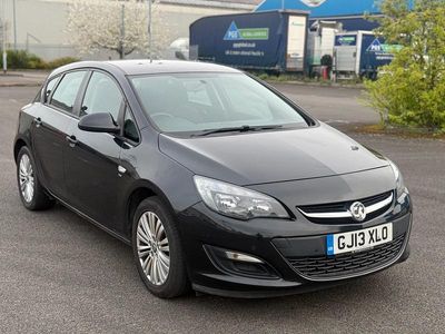 Second-hand Vauxhall Astra 2013 Negru Hatchback