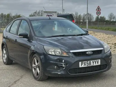 Usado Ford Focus Zetec 136 HP (100 kW) 2008 Cinzento Citadino