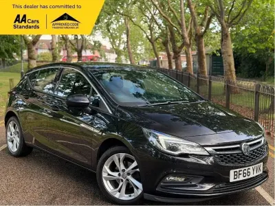 Używany Vauxhall Astra SRi 150 KM (110 kW) 2017 Czarny Hatchback