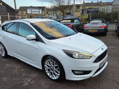 Used Ford Focus Zetec 2015 White Hatchback