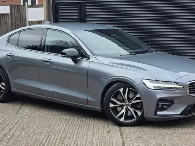 Usado Volvo S60 R-Design 250 CV (183 kW) 2020 Gris Berlina