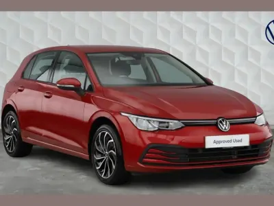 Second-hand VW Golf VIII Life 110 CP (80 kW) 2023 Roșu Hatchback