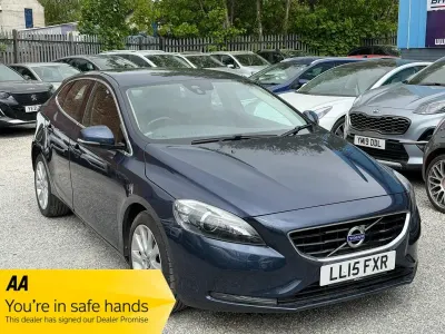 Usado Volvo V40 SE Lux 2015 Azul Utilitario