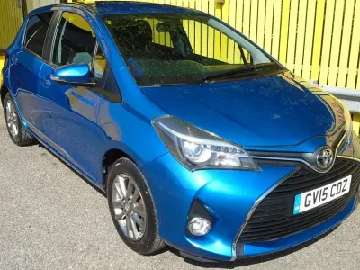 Used Toyota Yaris 99 HP (72 kW) 2015 Blue Hatchback