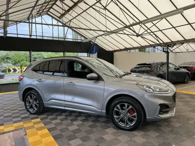 Używany Ford Kuga ST-Line 225 KM (165 kW) 2022 Srebrny SUV