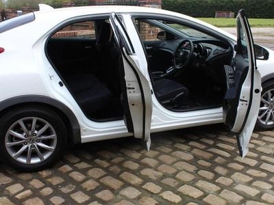 Used Honda Civic ES 142 HP (104 kW) 2013 White Hatchback