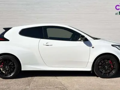 Używany Toyota Yaris 257 KM (189 kW) 2022 Biały Hatchback