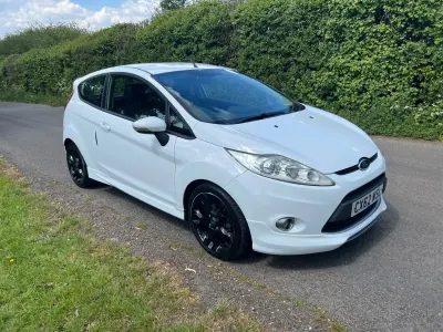 Używany Ford Fiesta Metall 2012 Biały Hatchback