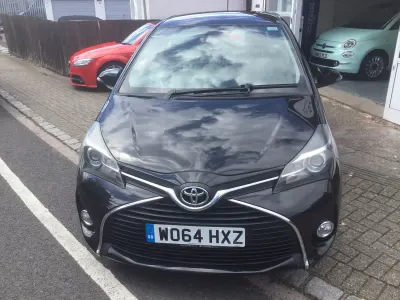 Używany Toyota Yaris 99 KM (72 kW) 2015 Czarny Hatchback