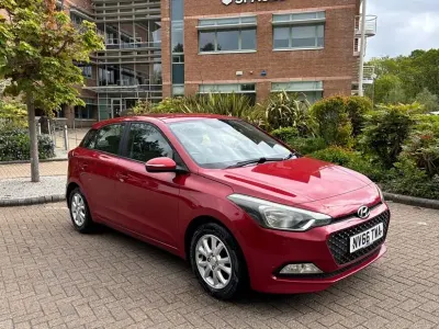 Begagnad Hyundai i20 SE 84 HK (61 kW) 2017 Röd Halvkombi