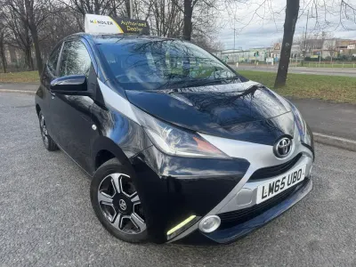 Usado Toyota Aygo X-clusiv 69 HP (50 kW) 2015 Preto Citadino