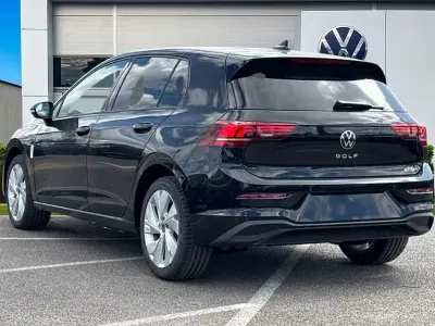 Begagnad VW Golf VIII Match 150 HK (110 kW) 2025 Svart Halvkombi