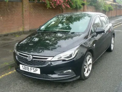 Usado Vauxhall Astra SRi 150 CV (110 kW) 2018 Negro Utilitario