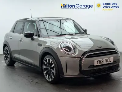 Usado Mini Cooper Exclusive 2021 Gris Utilitario