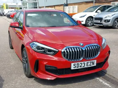 Usado BMW 118 M Sport 136 CV (100 kW) 2023 Rojo Utilitario