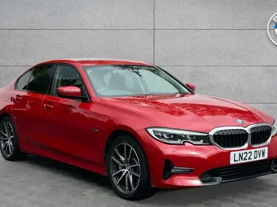 Begagnad BMW 330e Sport Line 292 HK (214 kW) 2022 Röd Sedan