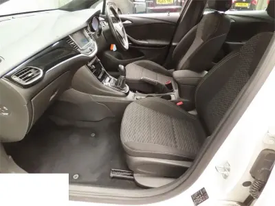 Used Vauxhall Astra SRi 100 HP (73 kW) 2016 White Hatchback