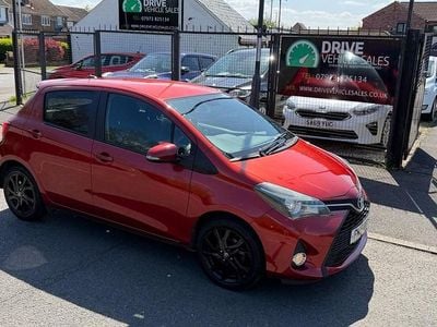 Używany Toyota Yaris Sport 99 KM (72 kW) 2015 Czerwony Hatchback